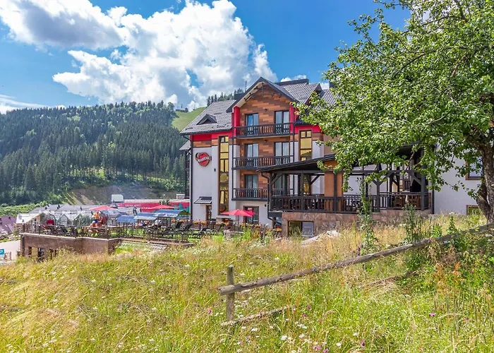 Üdülőközpont Amarena - Breakfast Included In The Price Swimming Pool Sauna Hammam Jacuzzi Restaurant Inexpensive And Delicious Food Parking Area Barbecue 400 M To Lift 1 And Bukovel